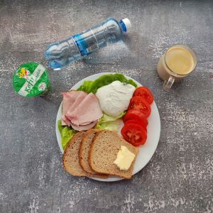 Dieta z ograniczeniem łatwoprzyswajalnych węglowodanów  Chleb Graham Masło extra Pomidor Kefir Szynka krucha z pieca wieprzowa Woda mineralna Sałata zielona Twarożek z koperkiem